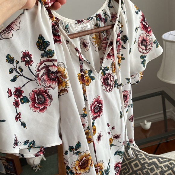 Maurices small women’s short sleeve blouse/top white/grey/floral. - Picture 10 of 13